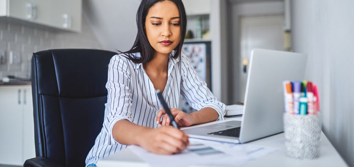 mujer laptop